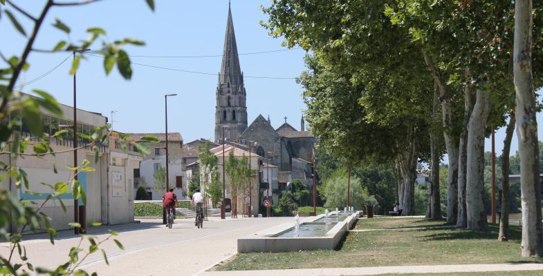 Technicien Dr. iPhone réalisant une réparation rapide de téléphone pour un client de Langon.
