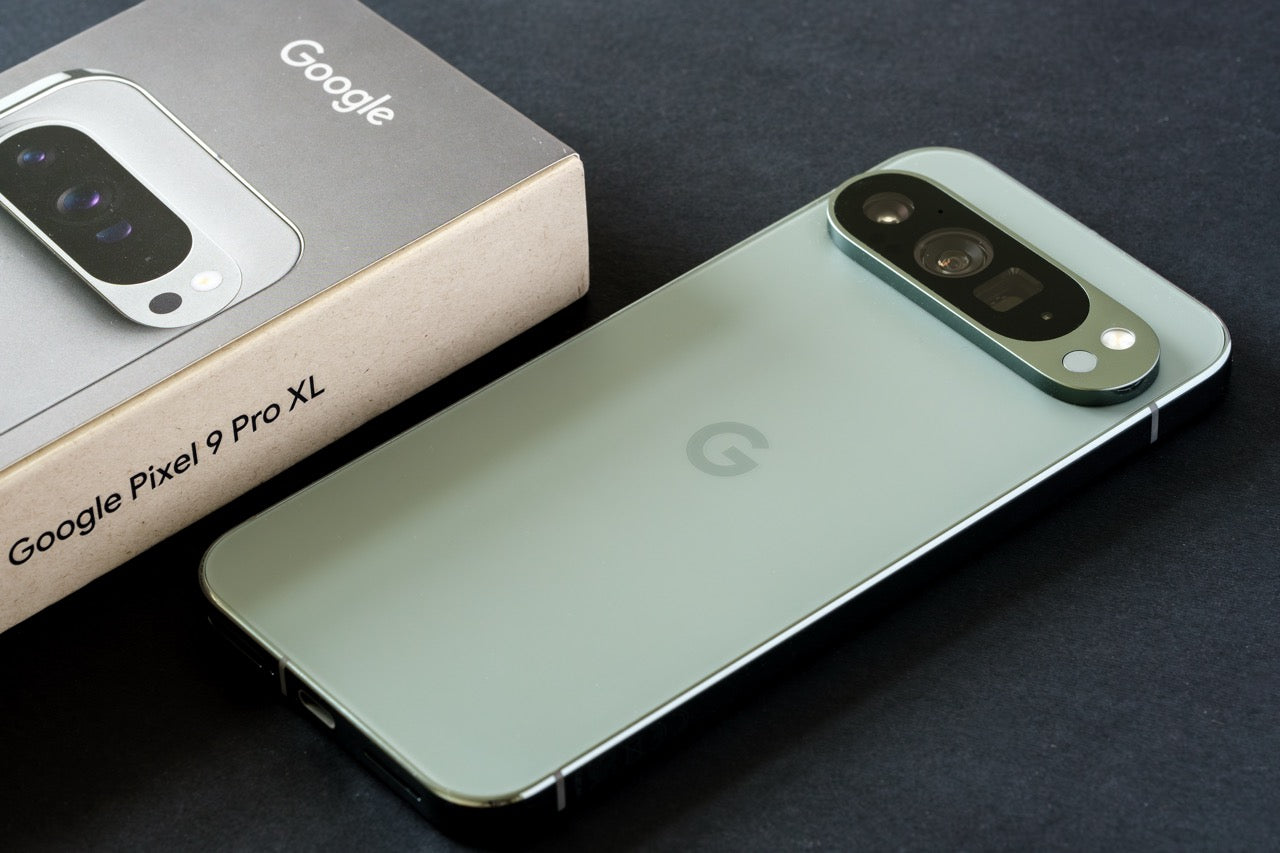 Technicien Dr. iPhone effectuant une réparation rapide sur un smartphone Google Pixel à Bordeaux