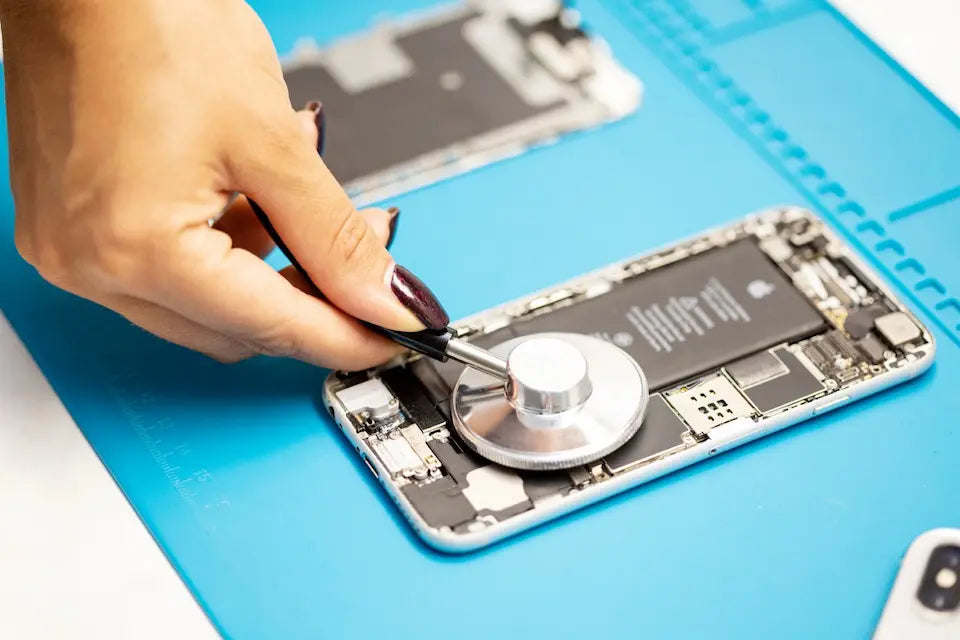 Réparation iPhone Bordeaux – Réparez votre iPhone rapidement et à moindre coût chez Dr. iPhone. Service express, pièces premium et garantie 3 mois