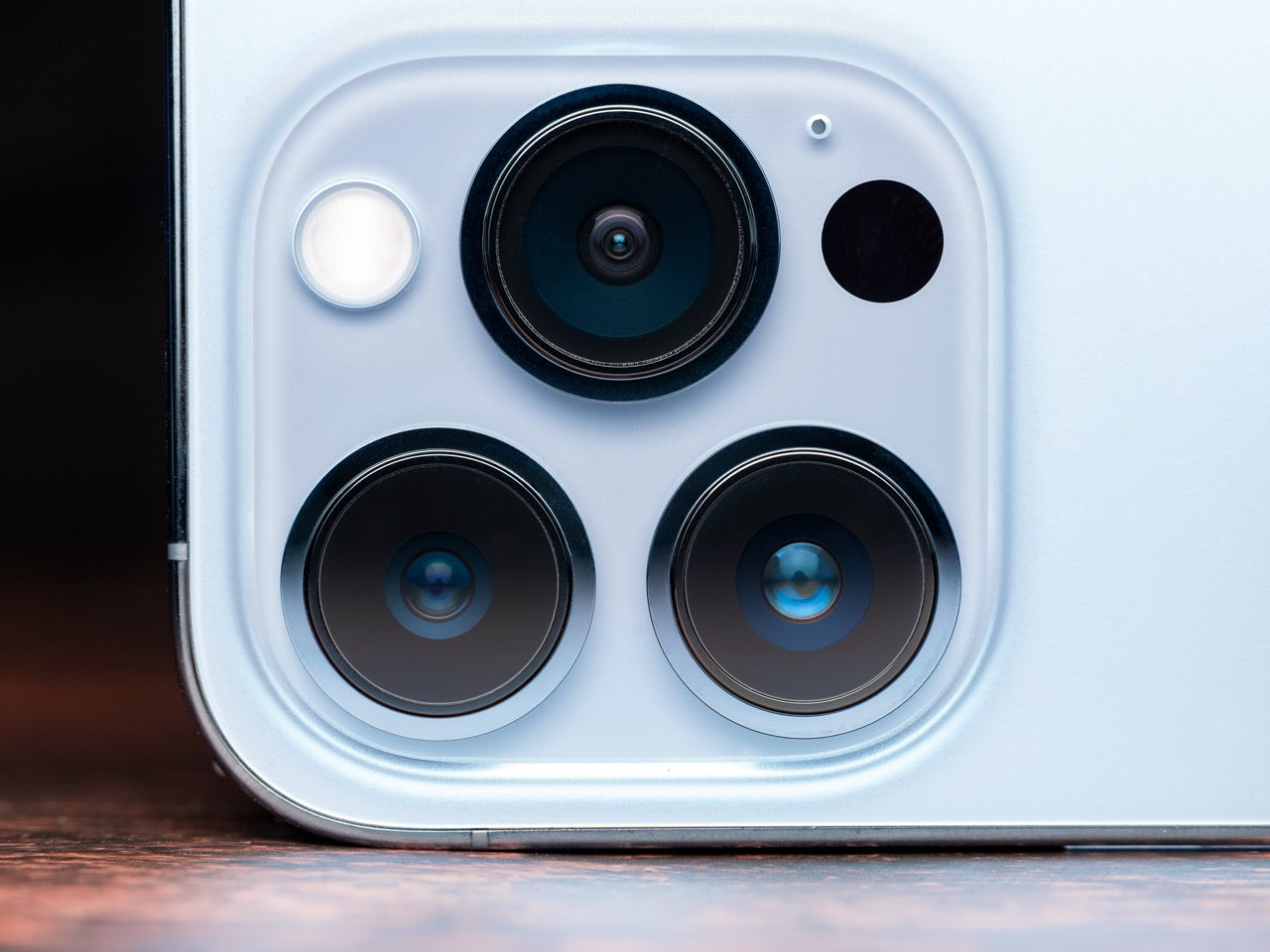 Réparation lentille appareil photo iPhone 16 Pro à Bordeaux, diagnostic rapide