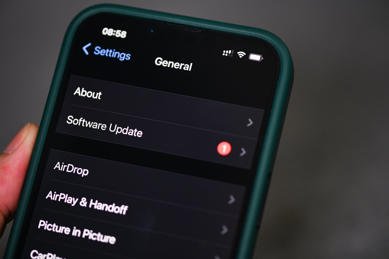 Technicien réparant un iPhone pour un client de Gradignan dans l’atelier Dr.iPhone