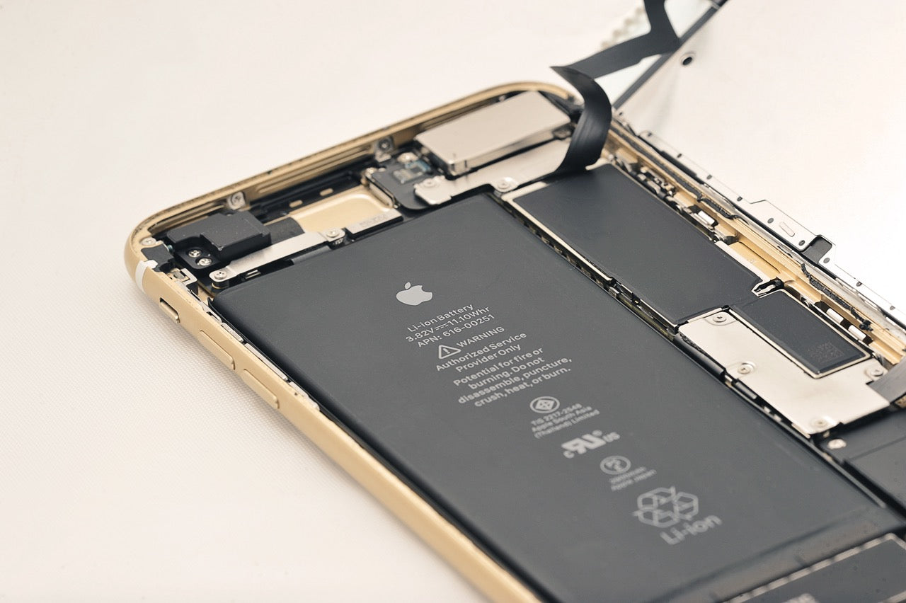 Technicien réparant un iPhone à La Teste-de-Buch pour un client du Bassin d’Arcachon chez Dr.iPhone