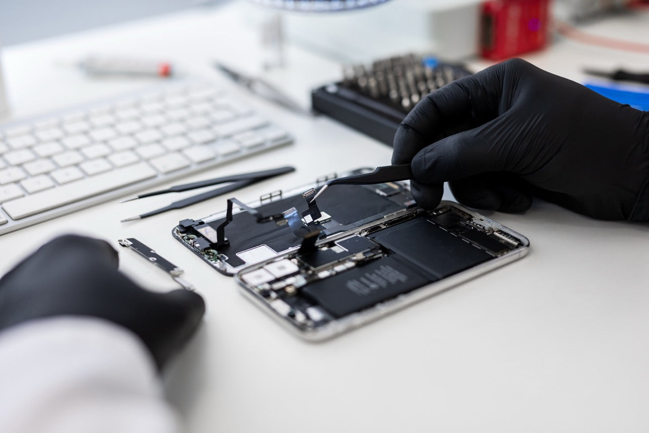 Technicien effectuant une réparation d’iPhone à Lesparre-Médoc dans l’atelier Dr.iPhone